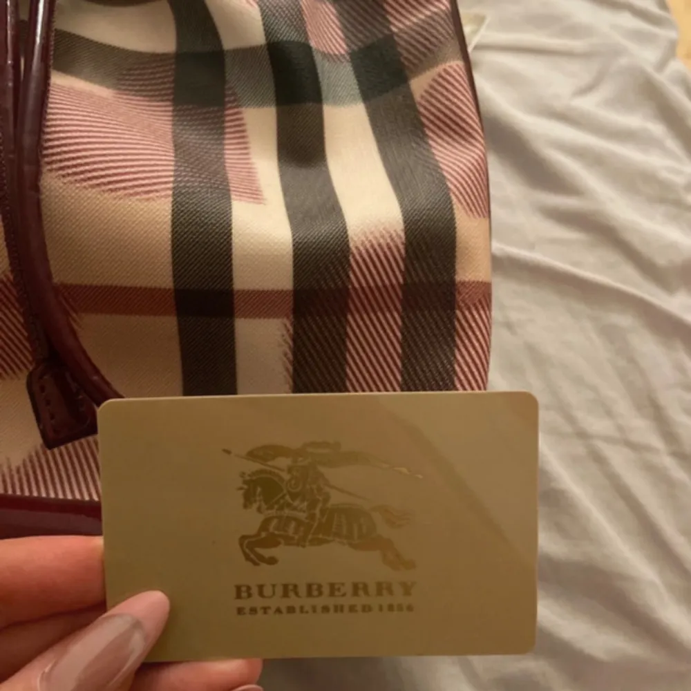 Äkta burberry ryggsäck som jag haft sen jag var liten. Knappt använd. Äktighetsbevis finns💓. Väskor.