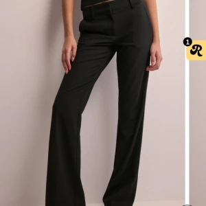 Low waist flare kostymbyxor  - Hejj!! Säljer dessa super fina lågmidjade kostymbyxorna från Nelly då de inte kommer till användning då jag har andra favvisar💗💗 Använda 1 gång så är i princip som nya köpta för 400 kr  Pris går att diskutera 