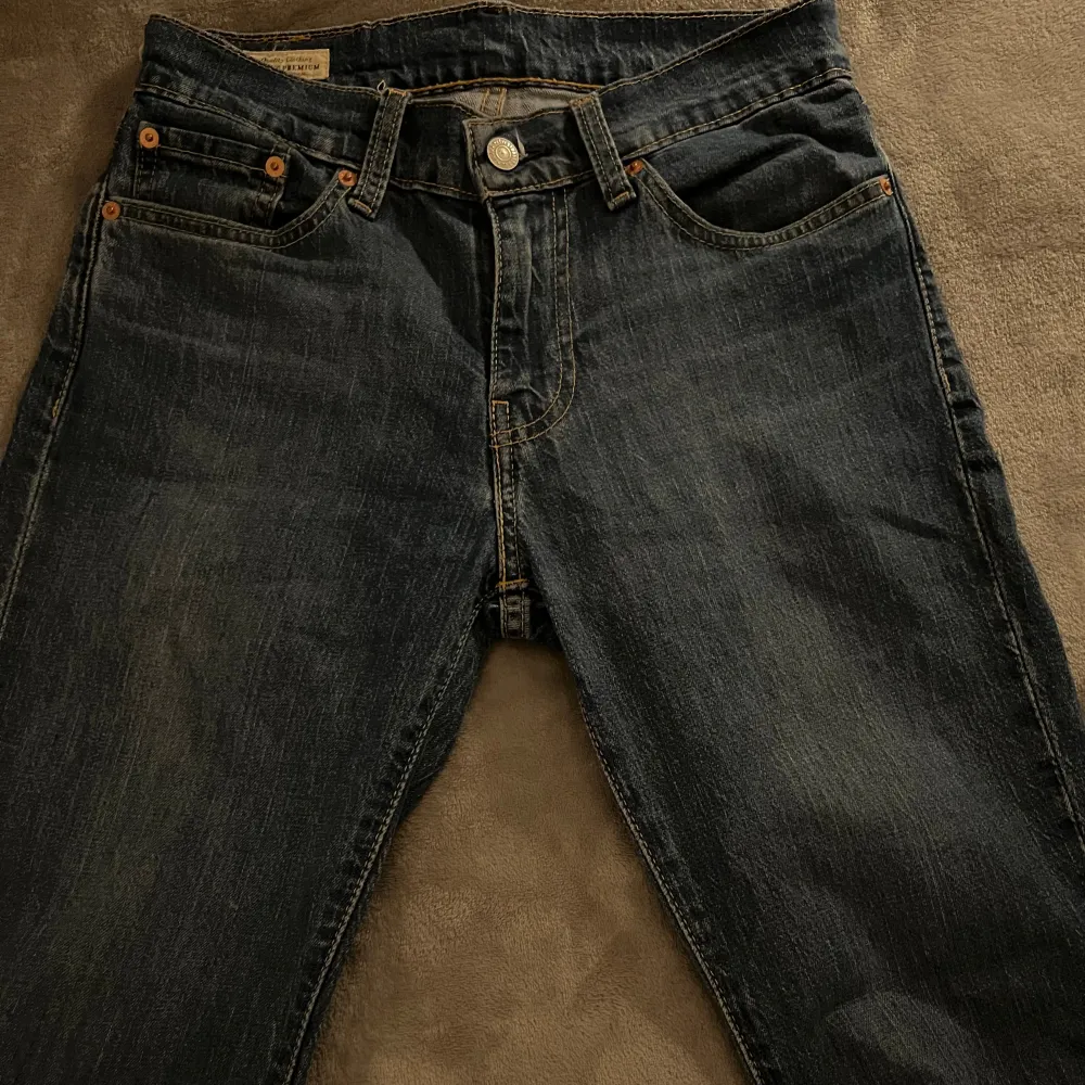 Levis 511 skit go model som sitter gött storlek 28W30L skick 9,5/10. Pris kan diskuteras vid snabb affär!!. Jeans & Byxor.