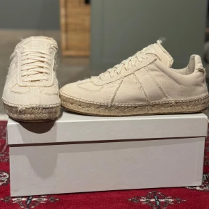 Maison Margiela Espadrilles - Riktigt fina Maison Martin Margiela skor med espadrilles sula. Helt nya endast testade en gång. Box + dusbags + nytt skosnöre ingår. 