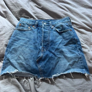 Levis jeanskjol - Snygg jeanskjol från Levis i jättebra skick, endast använd någon enstaka gång!