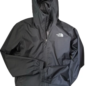 Svart vindjacka från The North Face - Säljer en svart vindjacka från The North Face i storlek M för herrar. Jackan har en praktisk dragkedja och är perfekt för blåsiga dagar. Den är i bra skick och har en stilren design. Bara att fråga vid funderingar.