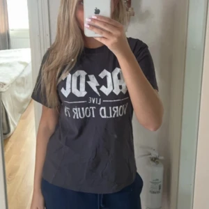 tshirt  - Säljer denna tshirt från h&m