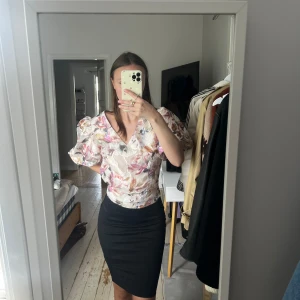 Svart kjol från cubus med en liten slits ibak - Aldrig använd, bra skick