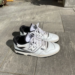 New Balance 550 - Säljer mina i princip helt nya new balance. Köpte dom i våras här på plick och de va helt oanvända då. Men när jag fick hem dom så passade de inte super bra. Använt dom lite ibland, men inte mycket. Nu är det ett tag sen de användes och vill nu sälja