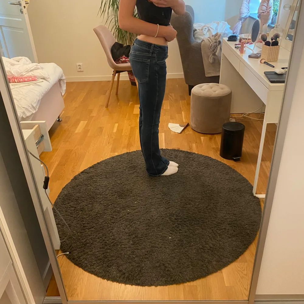 Säljer dessa low waist jeansen från zara i fint skick❤️ hör av er för fler frågor . Jeans & Byxor.