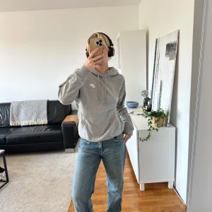 Grå Nike hoodie  - En grå Nike hoodie. Sparsamt använd. 