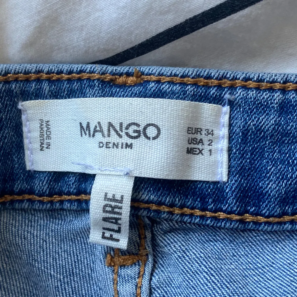 Skit snygga mid/lowwaist bootcut jeans från mango, kommer ej till användning ❤️. Jeans & Byxor.