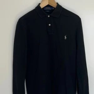 Ralph Lauren Black Long-Sleeve Polo Shirt - Ralph Lauren Black Long-Sleeve Polo Shirt. Storlek M. 