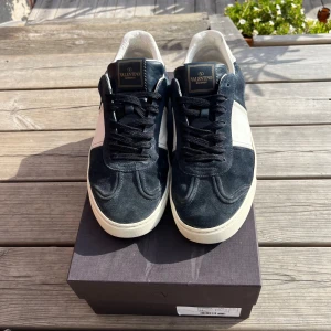 Valentino flycrew - Sjukt snygga valentino flycrews i den mäst eftertraktade färgen ! Originalboxen medföljs. Dom är storlek 42, bra skick! 4 stycken små sprickor i Midsole, sen några nitar borta annars super ! 