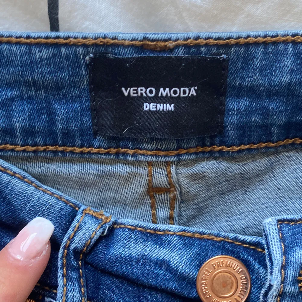 Lågmidjade bootcut jeans från vero Moda, tyvärr för små för mig ❤️. Jeans & Byxor.