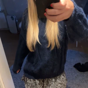 Stickad tjocktröja från Carin Wester - Säljer min stickade blåa tjocktröja  som är perfekt inför hösten och vintern! Den är i bra skick och storlek xs-s. 