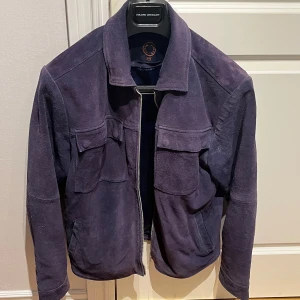 Human Scale Mocka M48 - Sjukt snygg jacka från Human Scale i blå/lila mocka. Nypris ca 3000 kr. Fungerar väl som Overshirt över en tisha eller varmare om man har ex en hoodie under. Tar emot bud men inga skit bud. Skick: 7/10.   Mvh  Fabian 