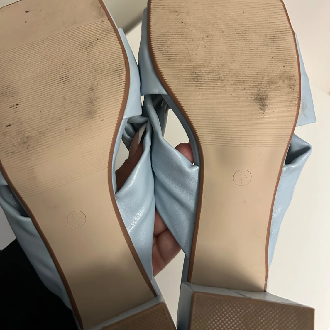 Ljusa blå klackskor med knyt - 92