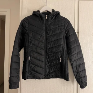 Dunjacka  - Säljer denna superfina och sköna dunjackan från Hollister!💕Jackan är använd ett fåtal gånger och sälj pga att det inte kommer till användning☺️Vid intresse eller frågor, skriv privat!💞💞