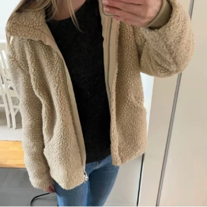 H&M teddyjacka  - Säljer min jättemysiga teddyjacka från h&m då den inte riktigt passade mig. Storlek S men skulle säga som M då den är lite större i storleken. (Första bild lånad) 💞