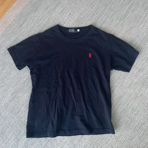 Ralph Lauren t-shirt svart - Bra skick 8/10. Kan diskutera pris vid snabb affär 