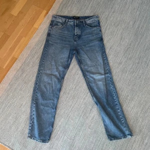 Straight jeans från Frankrike  - Köpte dessa straight jeans i Frankrike men satt tajt vid höften så säljer dessa. Skick 10/10 då knappast använda. Kan sänka pris vid snabb affär!