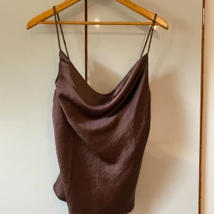 Gina satin top - En jättefin satintop från ginatricot. Helt ny med lappen kvar. 