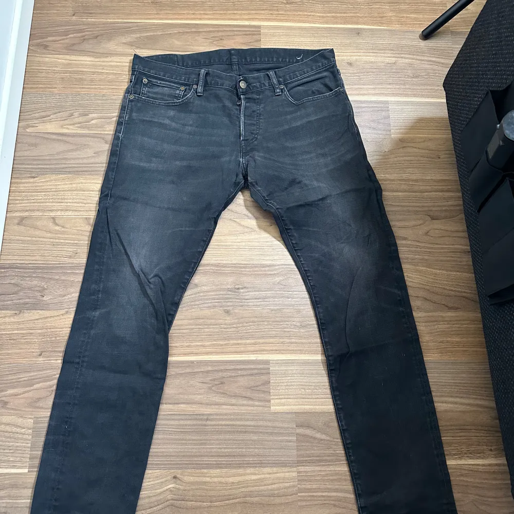 Svarta jeans i storlek 34/32 från Ralph Lauren. Aningen blekta men fint skick övrigt. Jeans & Byxor.