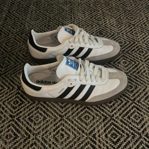 Adidas samba  - Tja, säljer nu dessa riktigt schyssta adidas samba skorna till ett extremt bra pris, skorna är i sjukt bra skick och är väldigt populära just nu till både killar och tjejer! Skorv gärna vid frågor! 