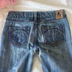 Lågmidjade jeans  - Jättefina lågmidjade jeans som inte kommer till användning. Skulle säga att de är lite bootcut/raka i modellen. Lite små defekter i skrevet (som man ser på sista bilden) men det går att fixa. Kan tänka mig att gå ner i pris💕