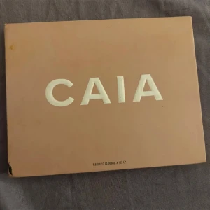 Caia Bibbz signature eye palette  - Säljer en Caia ögonskuggspalett (Bibbz signature eye palette). Som ni kan se på bilden har en skugga ramlat ut. Resten av paletten har lite sminkfläckar på sig men ändå i hyffsat bra skick. Nypris: 575 kr OBS: köparen står för frakt!!