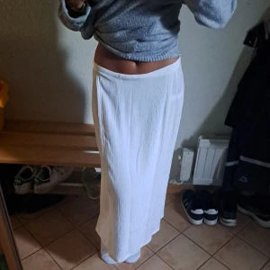 Vintage långkjol - Vit långkjol som är perfekt för sommaren! Kjolen har ett knytband i midjan för en justerbar passform och är lite genomskinlig men det funkar. Är egentligen för liten för mig men tog några foton så ni ser hur den sitter. 💓