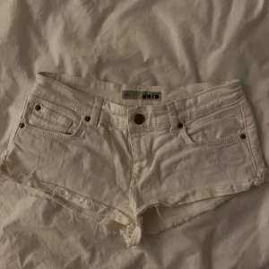 Shorts - Vita shorts från top shop! Skulle säga att de är rätt korta i passformen men passade bra när jag var lite mindre i storleken!🤍 Pris ej inkl frakt, kan även mötas i Stockholm! 