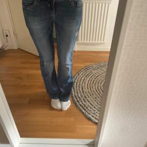 Jättesnygga blå bootcut jeans! Mycket bra skick!