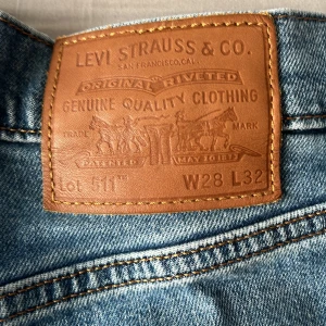 Levis jeans 511 - Levis jeans 511 W28 L30. Riktigt fräscha jeans. Säljer pga av att de är för små, hyfsat bra skick endast ett hål som du kan se på sista bilden. Ställ gärna frågor🙌😃