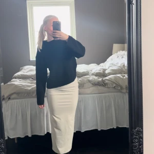 Kjol  - En vit/beige kjol från shein, väldigt skönt material!! 
