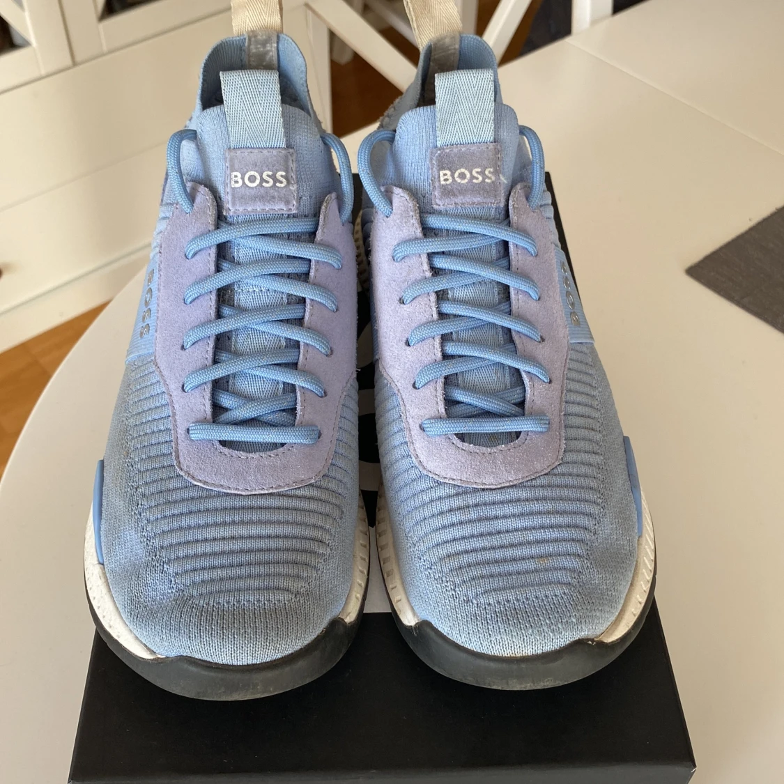 Ljusblå sneakers från BOSS