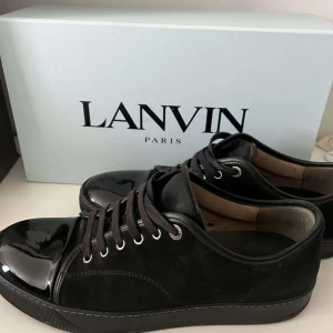 Lanvin captoe skor - Snygga Lanvin skor i färgen svart, bara att skriva om du vill ha fler bilder, typ helt nya skor. Uk 11 passar 43-45. Kan mötas upp och även frakta.
