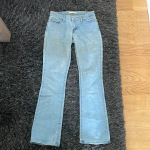 Levis jeans - Säljer dessa supersnygga bootcut jeans från Levis i storlek 26. Älskar dom verkligen och sitter på otroligt fint men kan tyvärr inte ha dom längre.