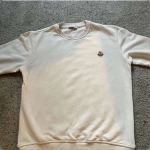 moncler sweatshirt - Hej säljer nu min moncler tröja då den inte längre passar tröjan är äkta och använd fåtal gånger priset är inte hugget i sten skriv vid minsta fundering