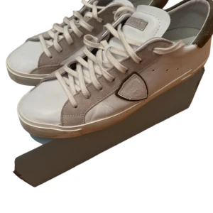 Philippe model sneakers - Philippe model ”PSRX” sneakers • Storlek 44 • Fantastiskt skick, endast använda 1-2 gånger • Box medföljer • Nypris: 4000kr • Svarar gärna på frågor eller funderingar