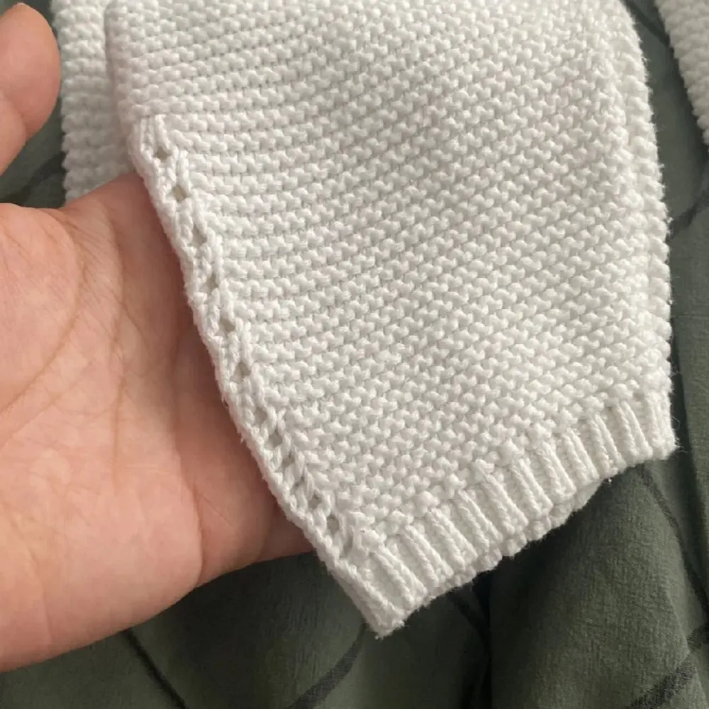 En stickad tröja från zara i fint skick! Barn storlek men passar mig som brukar ha S. Neuleet.