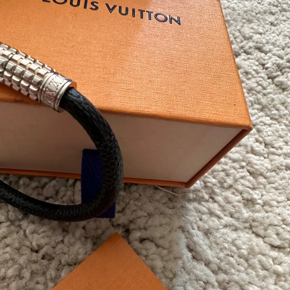 Louis vuitton armband.  Skick 9/10. Pris 1899kr med påse osv. . Accessoarer.