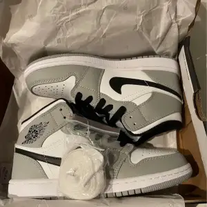 Air jordan 1 gray i ett bra skick