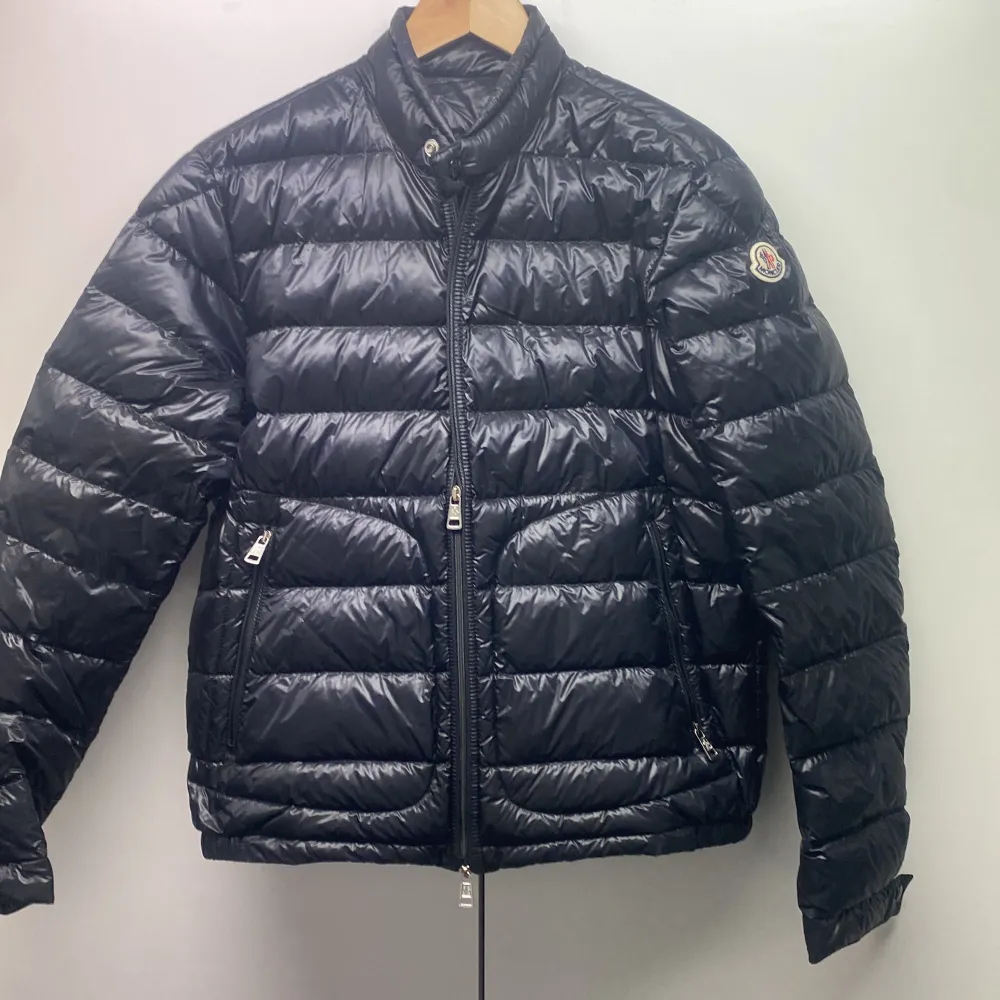 Säljer denna snygga moncler jacka i model acorus, skick 9.5/10 inga defekter knappt använd, storlek medium, pris 3499. Jackor.