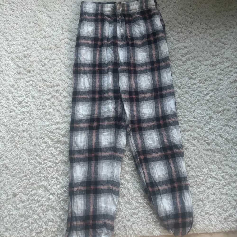 Säljer dessa pyjamasbyxor från Lager157 i stl 160, aldrig använt då de är för små. Färgerna är Rosa, svart, vit och grå. Hör gärna av er om ni har frågor 😊. Farkut & Housut.