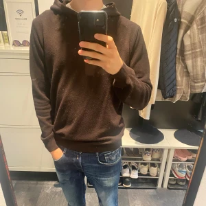 Oscar Jacobsson hoddie - Säljer denna cashmere hoddie ifrån Oscar Jacobsson i storlek M. Den är i väldigt bra skick.