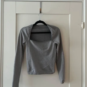 Grå tajt tröja ❤️ - Jättefin tajt tröja från asos, påminner om skims 💘