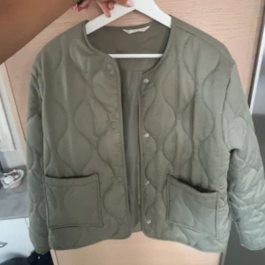 Grön jacka - As snygg jacka från mango! Fler bilder finns