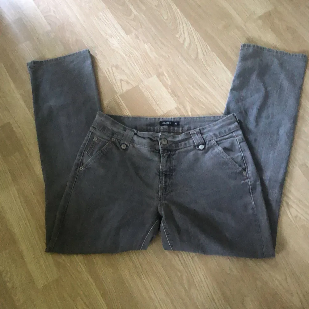 Säljer ett par grå jeans från Lindex i storlek 42 med jätte snygga detaljer. köpta secondhand men i väldigt bra skick . Jeans & Byxor.