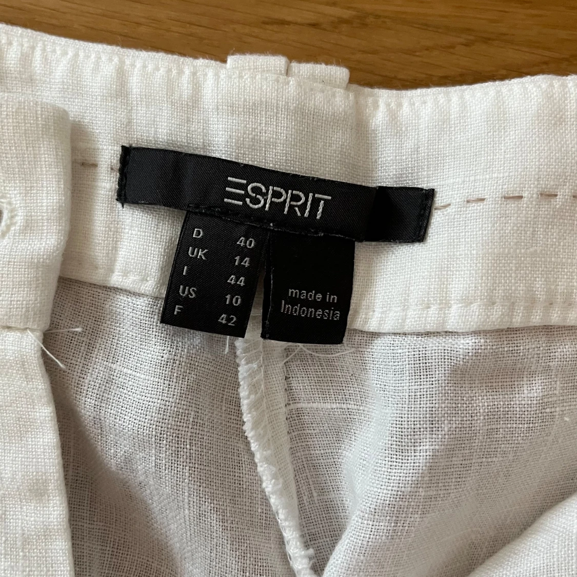 Vita linnebyxor från Esprit.  - 91