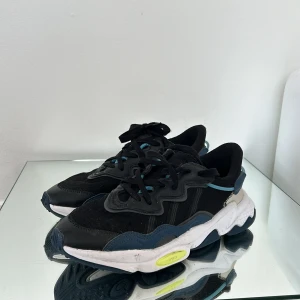 Adidas Sneakers - Ett par svarta, fräcka sneakers i storlek 39 1/3!  