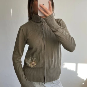 Kofta - Jättesöt grön kofta köpt vintage!  Perfekt skick🧡