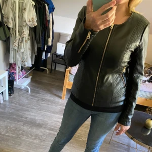 Fusk skinnjacka Chiara Forthi  - Stl 38, nyskick. Så snygg jacka från Chiara Forthi. 